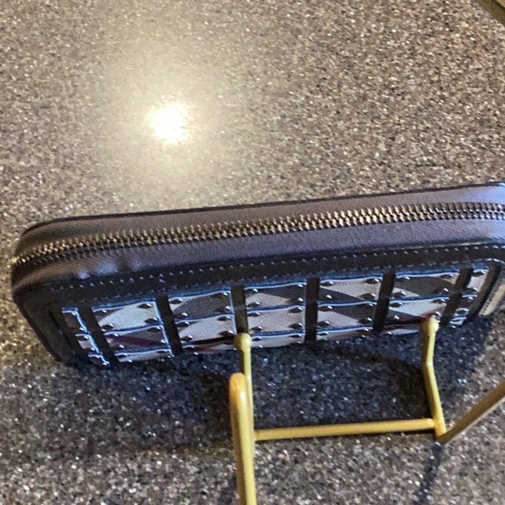 Burberry Zip Around Wallet EUC - Picture 8 of 14